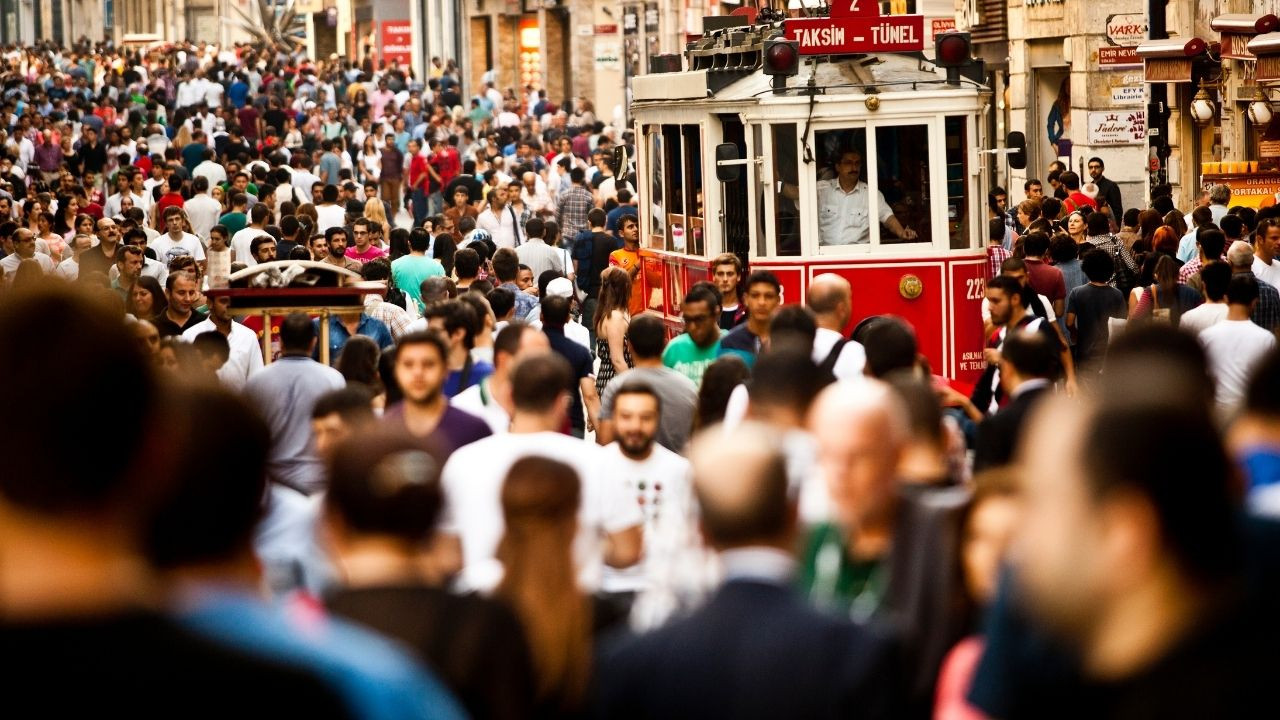 Türkiye Yaşlanıyor: 2050'de Her Dört Kişiden Biri 65 Yaş Üstü Olacak
