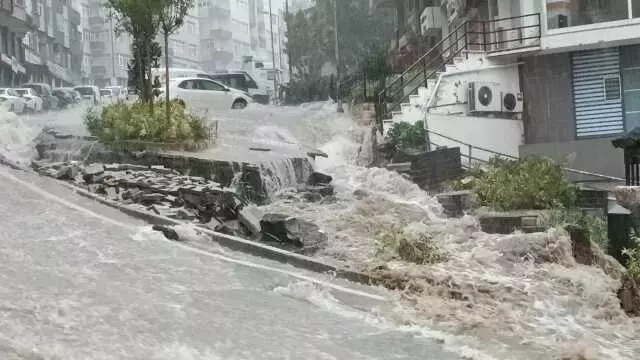 Samsun'da Sel ve Hortum Felaketi: Yollar Çöktü, Araçlar Hurdaya Döndü!