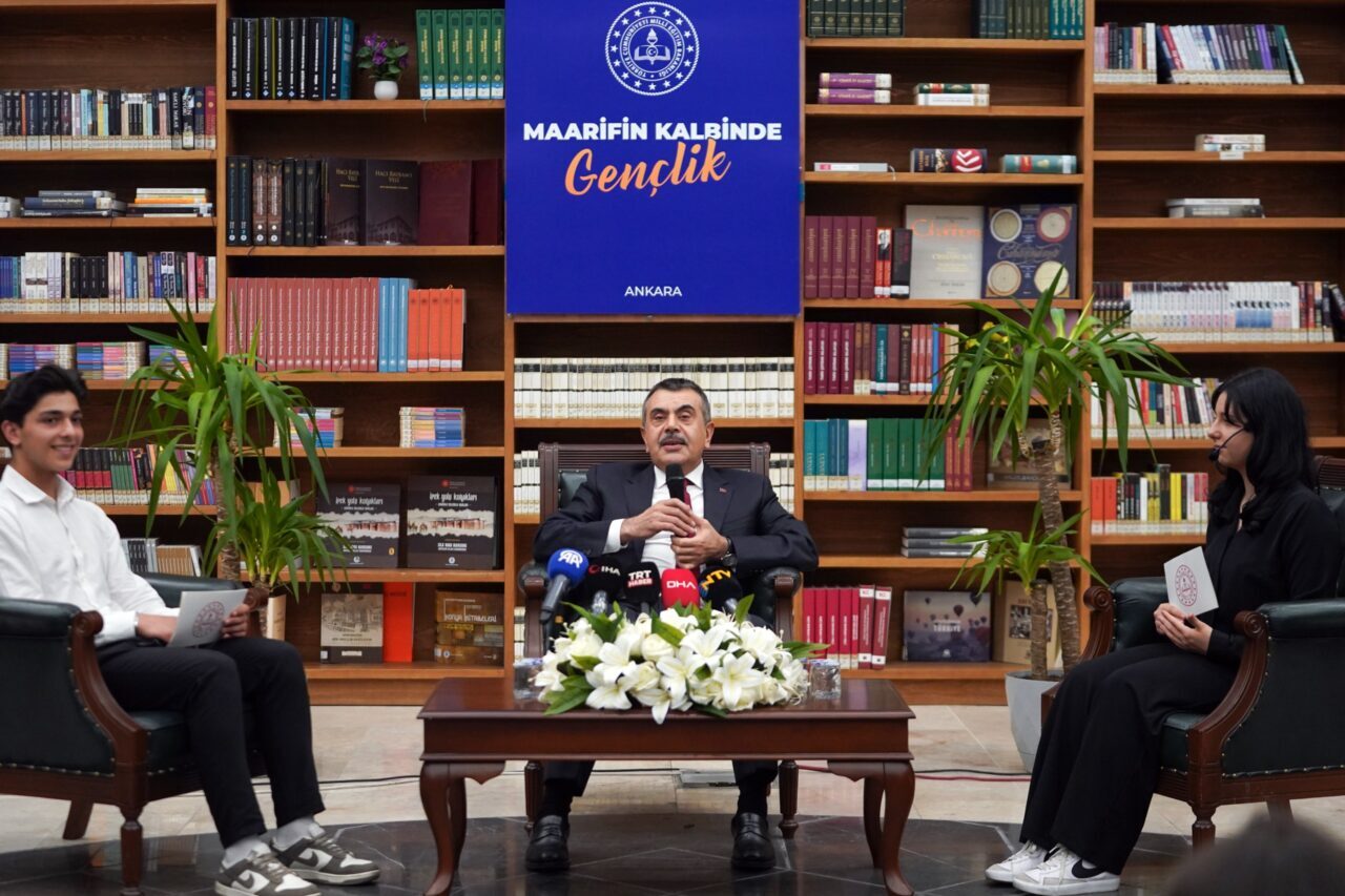 Bakan Tekin, 'Maarifin Kalbinde Gençlik' programında öğrencilerle buluştu