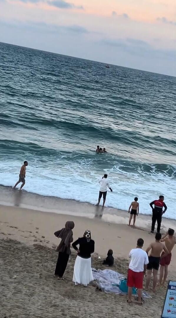 Arnavutköy'de dalgalar denize sürüklediği kişi hastanede hayatını kaybetti