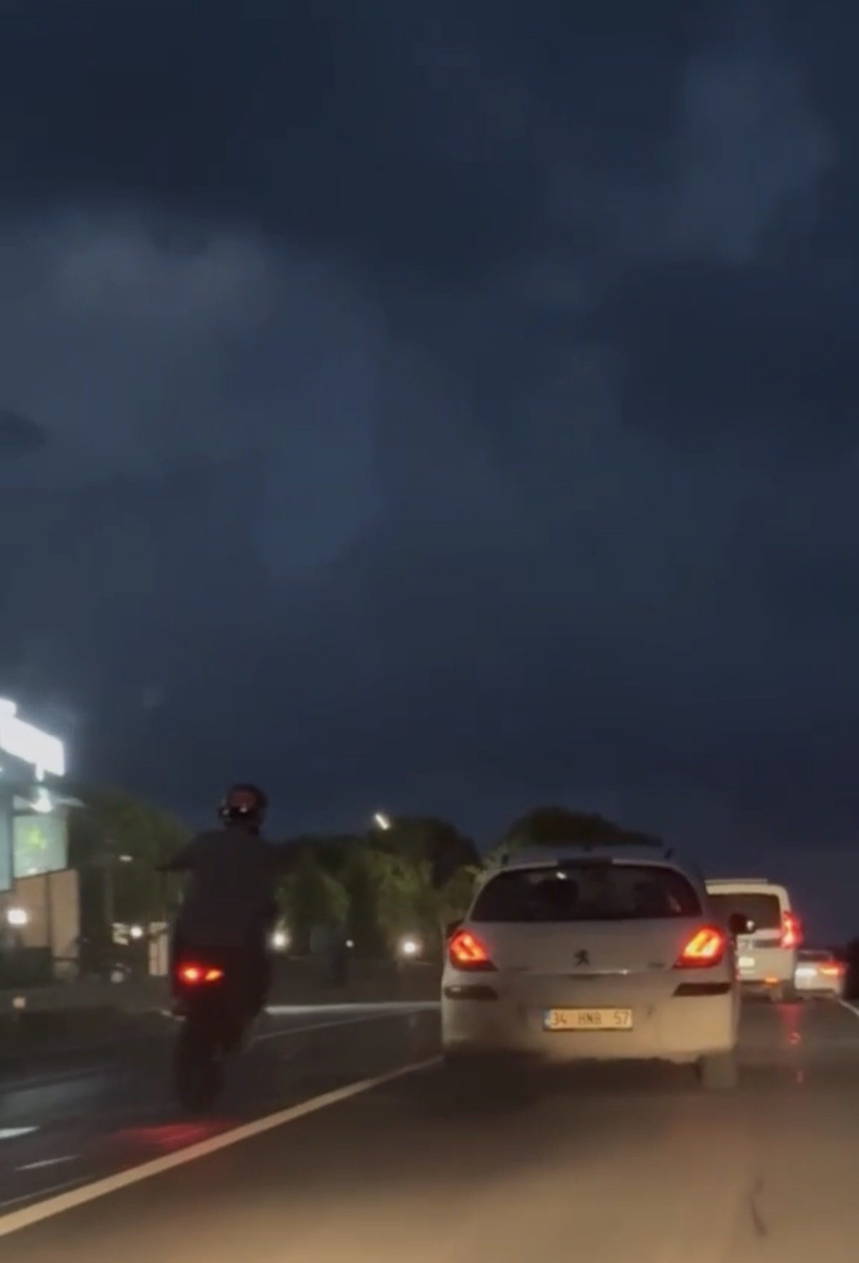 Beykoz’da motosikletlilerin tehlikeli yolculuğu kamerada; tek teker ilerleyip slalom yaptılar
