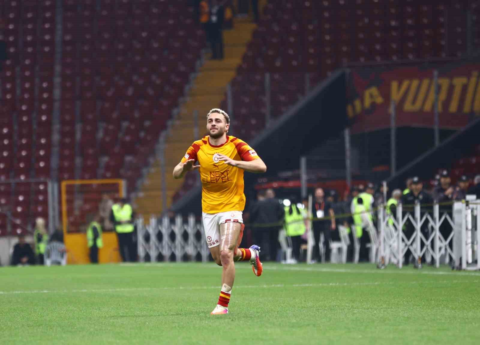 Barış Alper Yılmaz'dan Taraftara Unutulmaz Jest: Soyunma Odasından Sahaya Döndü!
