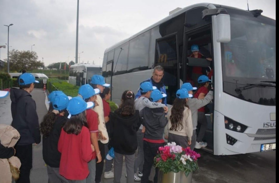Bursa'da Polisten Gençlere Anlamlı Sürpriz: 48 Öğrenci Beyaz Perdeyle Buluştu