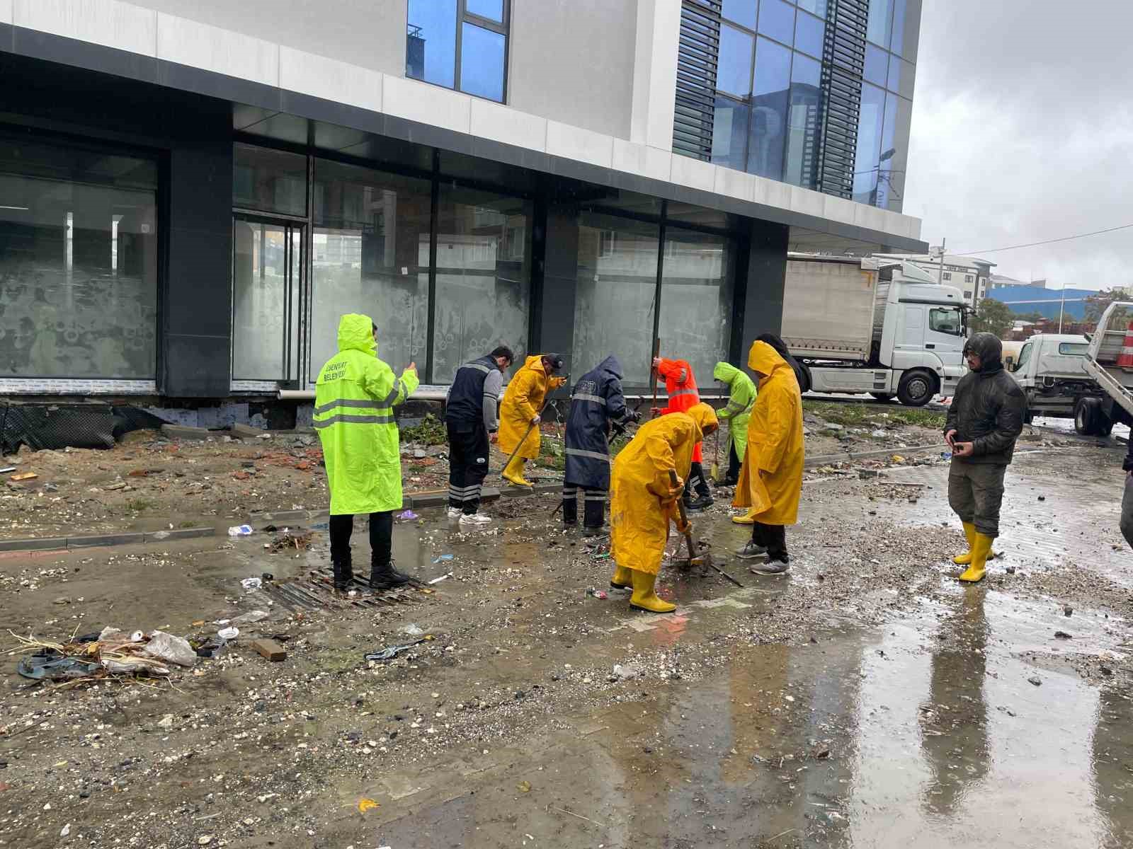 Esenyurt Belediyesi sağanak yağışlara karşı sahada