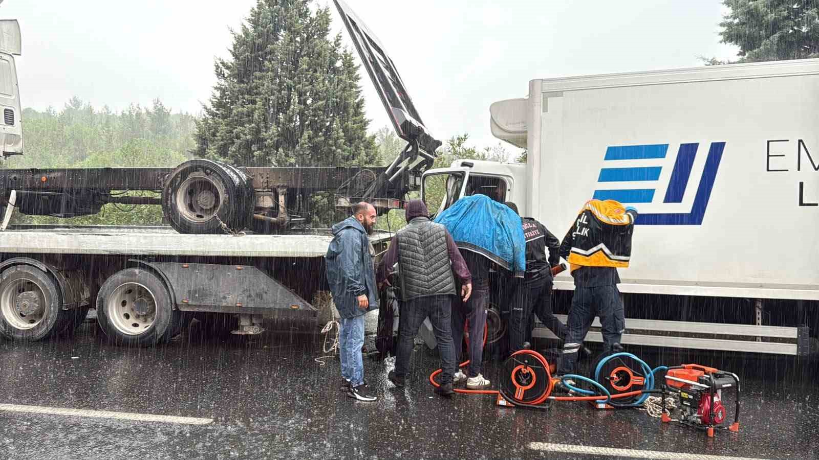 Menteşe’de yağış kazayı beraberinde getirdi, şoför araçta sıkıştı