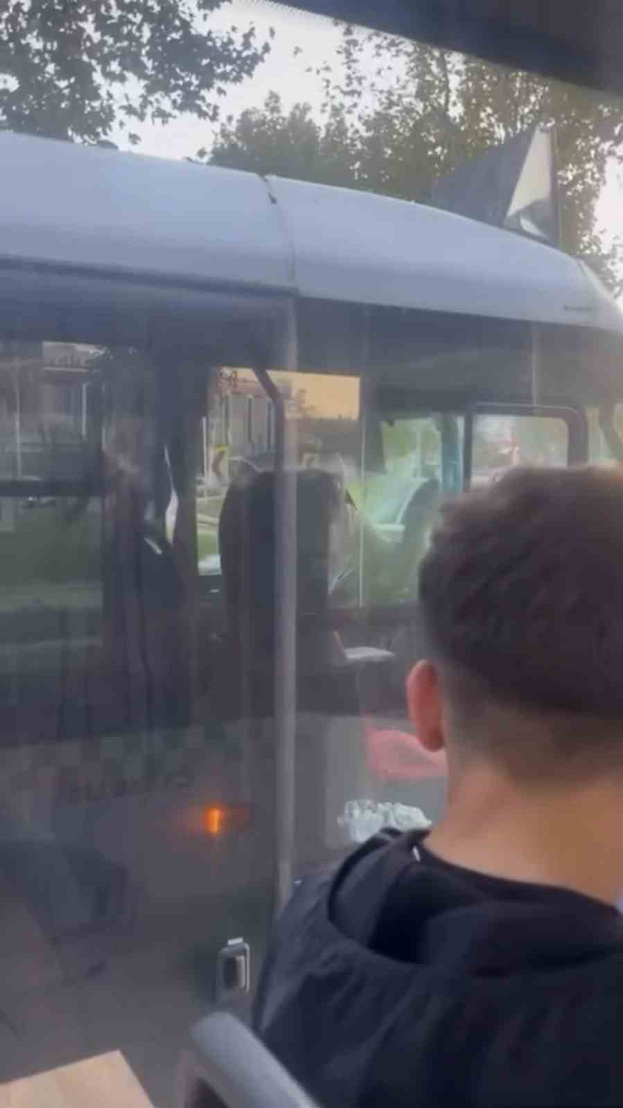 Şoförler arasında yol tartışması kamerada