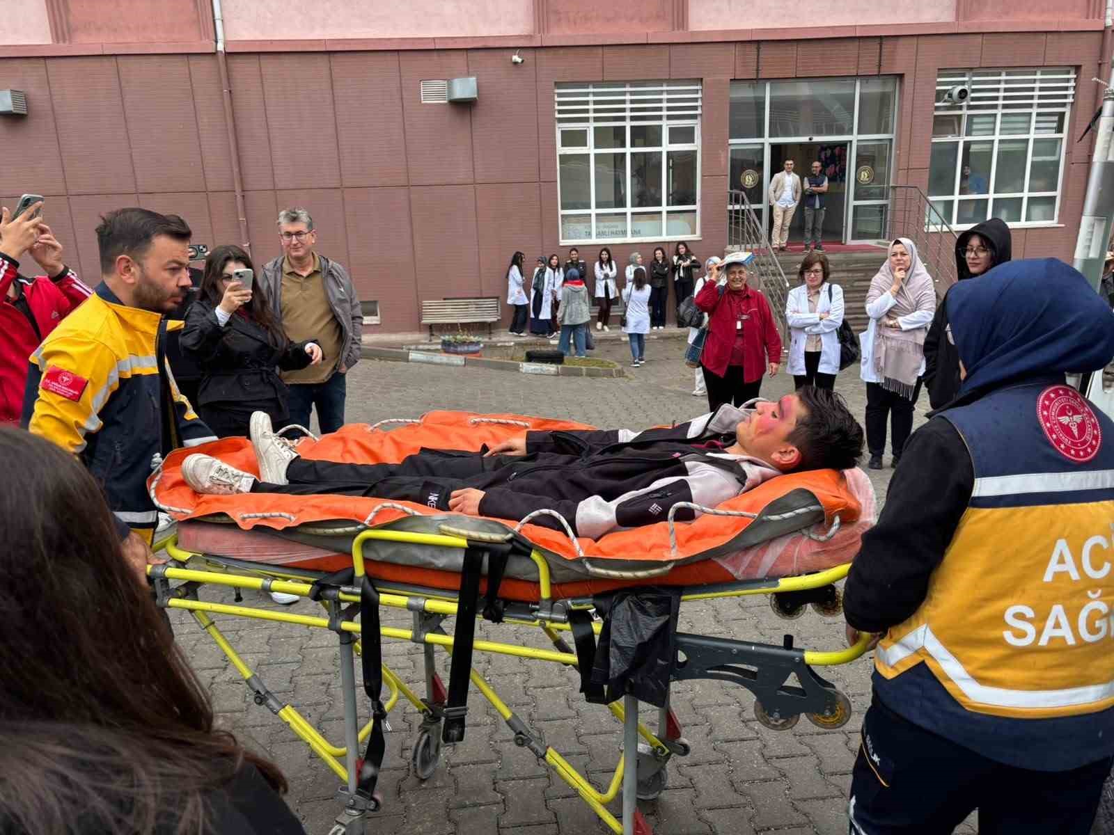 Tavşanlı'da Nefes Kesen Deprem Tatbikatı: Okulu 2 Dakika 40 Saniyede Boşalttılar