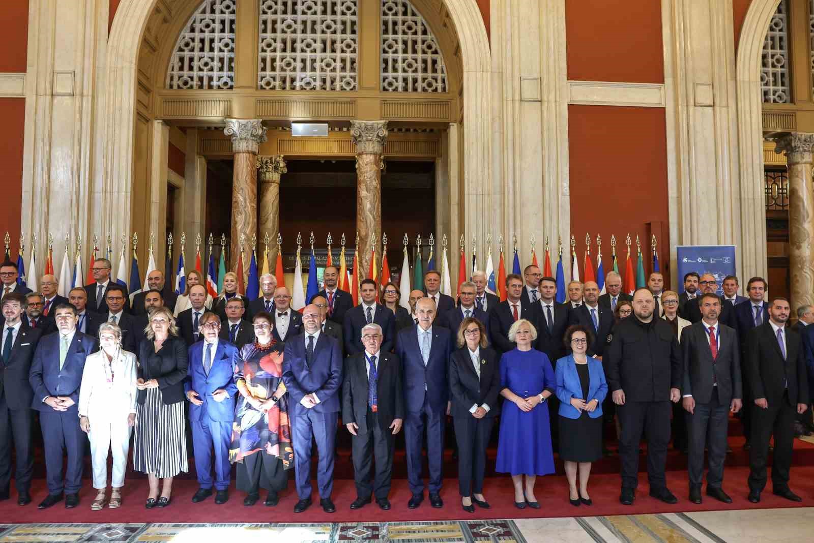 TBMM Başkanı Kurtulmuş, Roma’da çeşitli ülkelerin parlamento başkanlarıyla aile fotoğrafı çekildi